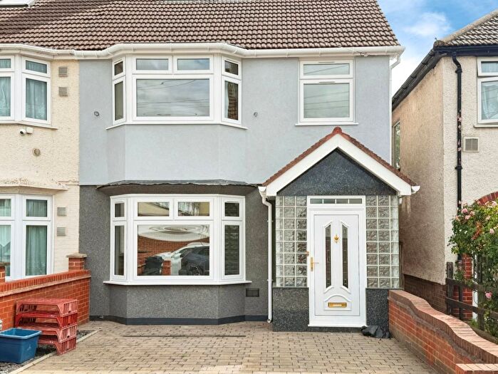 4 Bedroom Property To Rent In Hinton Avenue, Hounslow, TW4