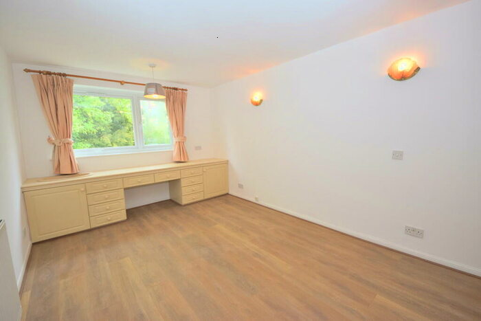 2 Bedroom Flat To Rent In Green Hill, Buckhurst Hill, IG9