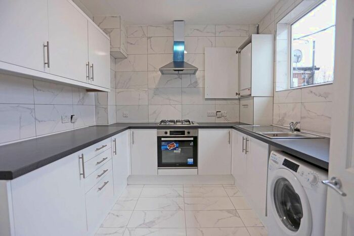 3 Bedroom Flat To Rent In The Broadway, Elm Park RM12