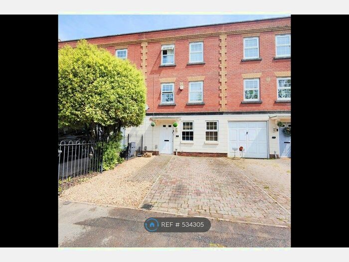 4 Bedroom Terraced House To Rent In St. Georges Drive, Bournemouth, BH11