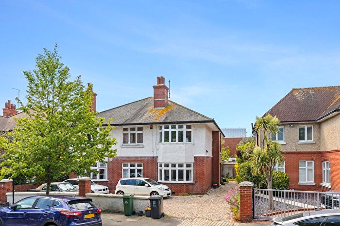 4 Bedroom Flat For Sale In Pembroke Gardens, Hove, BN3