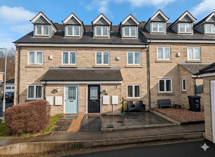 4 Bedroom Town House For Sale In Bobbin Close, Bailiff Bridge, Brighouse, West Yorkshire, HD6