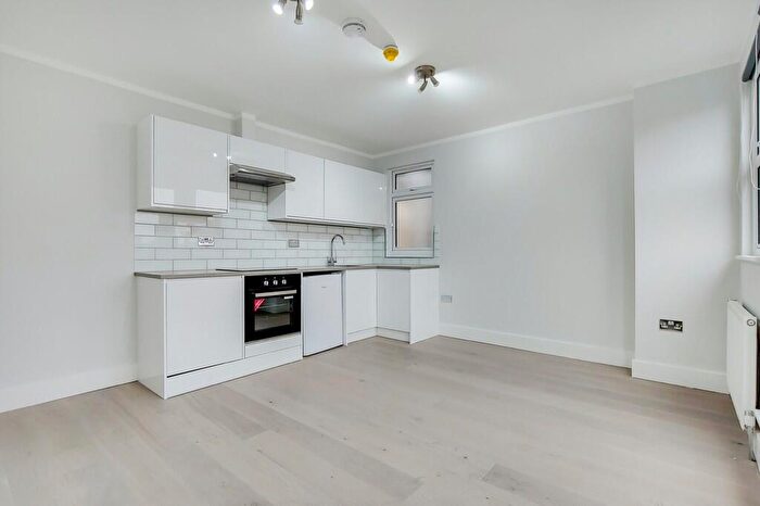 Studio To Rent In Golders Green Road, London, NW11