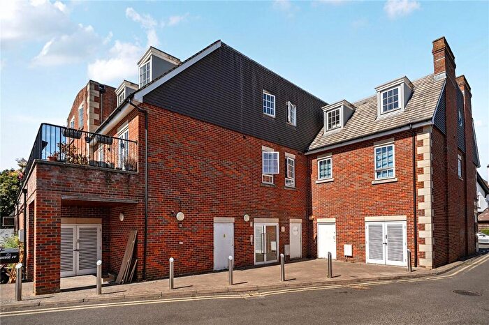 2 Bedroom Flat For Sale In Bridge Street, Walton-On-Thames, KT12