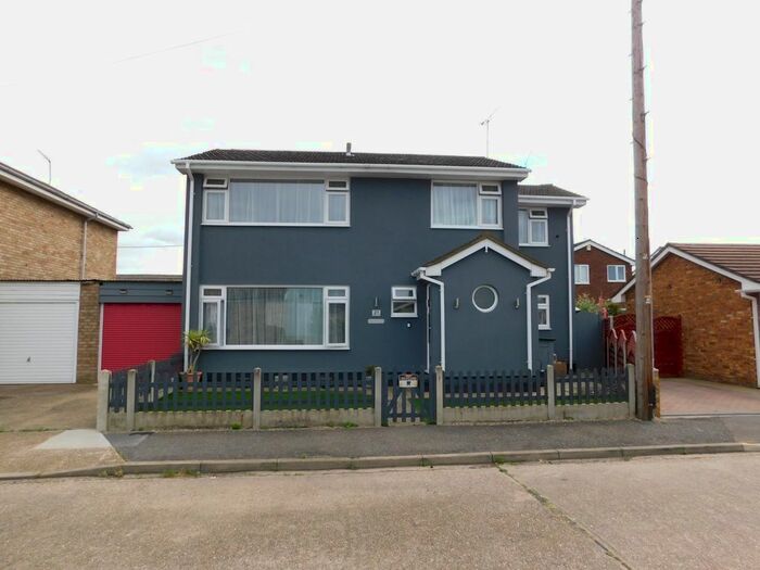 4 Bedroom Detached House To Rent In Kamerwyk Avenue, Canvey Island, SS8