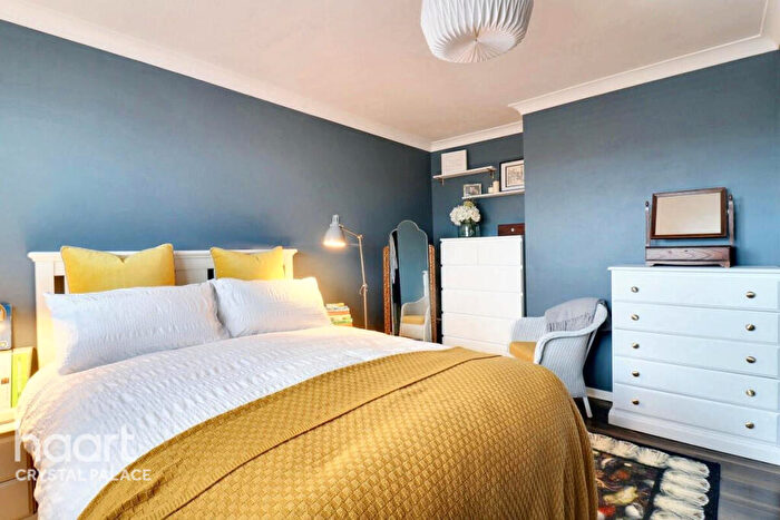 2 Bedroom Maisonette For Sale In Groombridge House, Penge, SE20