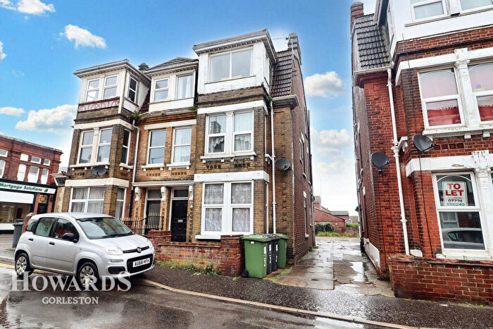 3 Bedroom Semi-Detached House For Sale In Upper Cliff Road, Gorleston, NR31