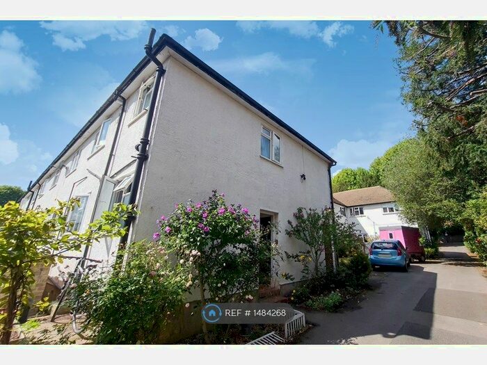 2 Bedroom Flat To Rent In Wood Lodge, London, SW19