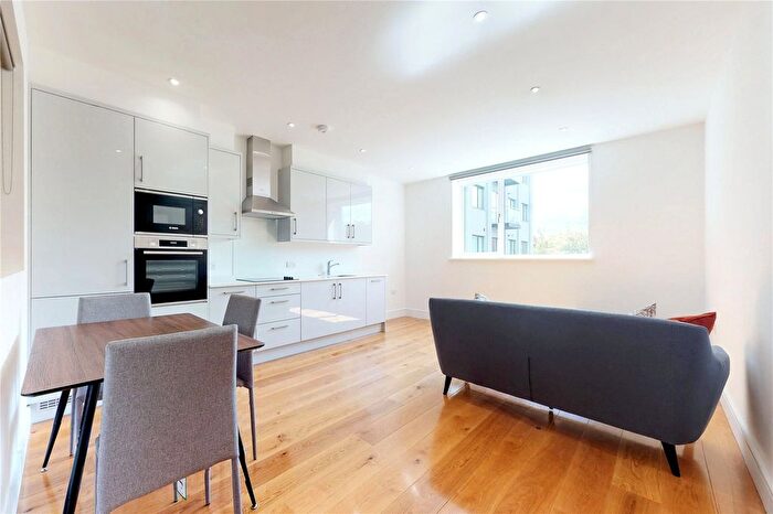 1 Bedroom Flat To Rent In Park Avenue, Bushey, WD23