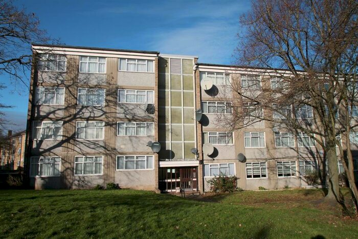 3 Bedroom Flat To Rent In Beale Close, Palmers Green, London, N13