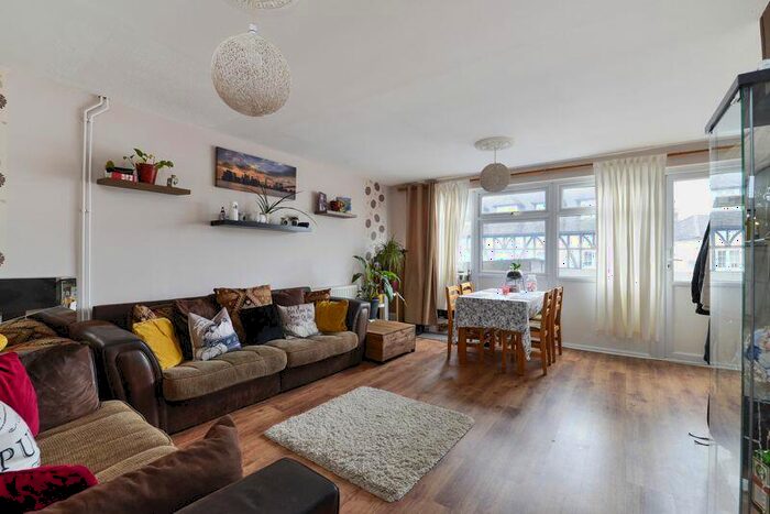 3 Bedroom Duplex To Rent In Farncombe Street, Godalming, GU7