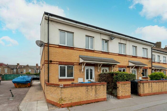 3 Bedroom Semi-Detached House To Rent In Morland Road, Croydon, CR0