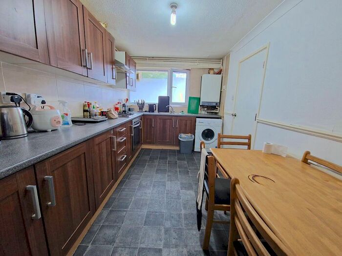 4 Bedroom Maisonette To Rent In Southern Grove, Mile End, London, E3