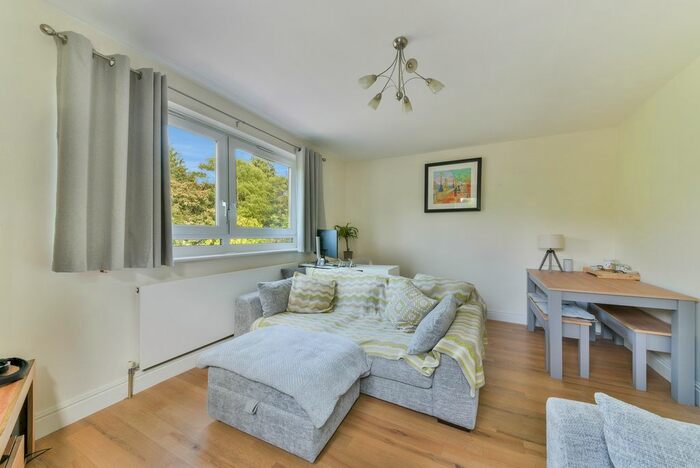 2 Bedroom Flat To Rent In Victoria Drive, London, SW19