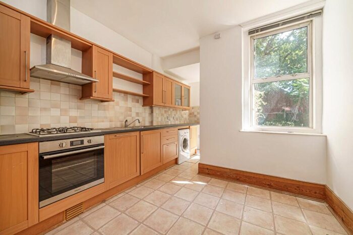 1 Bedroom Apartment To Rent In Gowlett Road, Peckham Rye, London, SE15