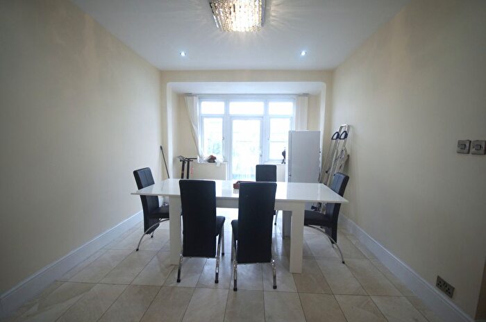 5 Bedroom Semi-Detached House To Rent In Somersby Gardens, Ilford, IG4