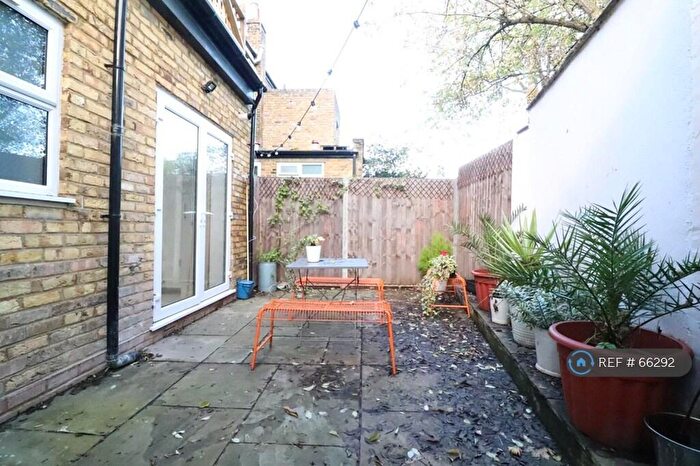 2 Bedroom Flat To Rent In Cecilia Road, London, E8