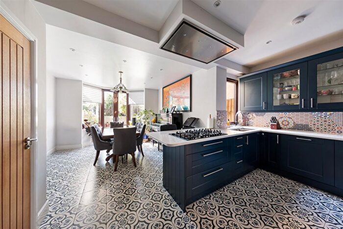 3 Bedroom Property For Sale In Waverley Road, South Woodford, E18