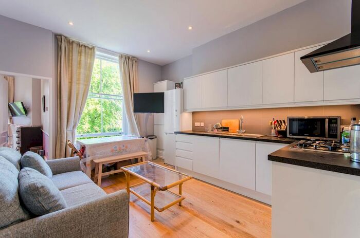 3 Bedroom Flat To Rent In Eardley Crescent, Earls Court, London, SW5