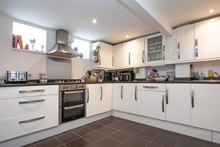 3 Bedroom Flat To Rent In Hoyle Road, London, SW17