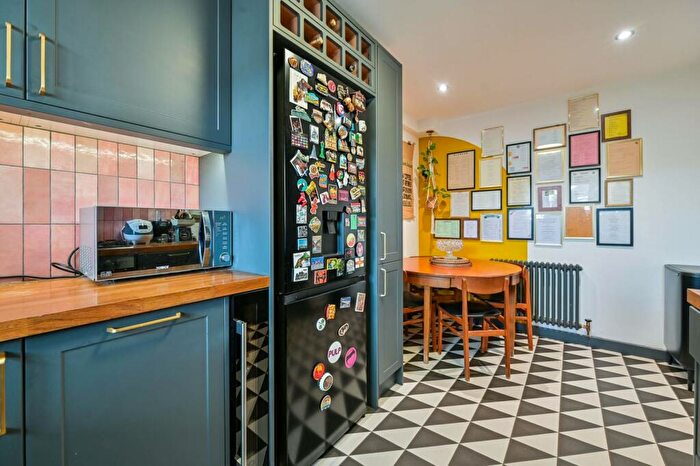 3 Bedroom Flat To Rent In Carisbrooke Gardens, Peckham, London, SE15