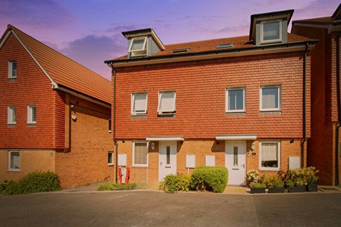 3 Bedroom Property For Sale In Blackmoor Drive, Basingstoke, RG24