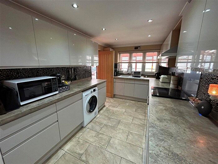 4 Bedroom Detached House For Sale In Lower Hartlip Road, Hartlip, Sittingbourne, Kent, ME9