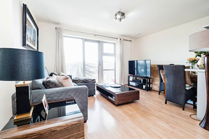1 Bedroom Flat To Rent In Queen Mary Avenue, South Woodford, E18