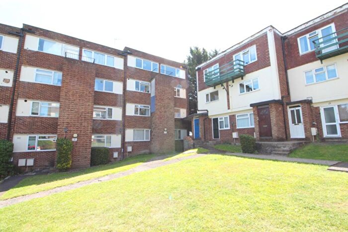 2 Bedroom Flat To Rent In Tetbury Court, Reading, RG1
