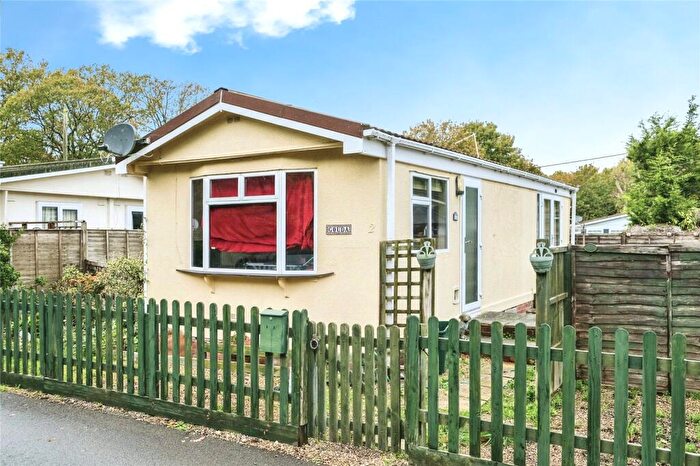 1 Bedroom Bungalow For Sale In First Avenue, Ravenswing Park, Aldermaston, Reading, RG7