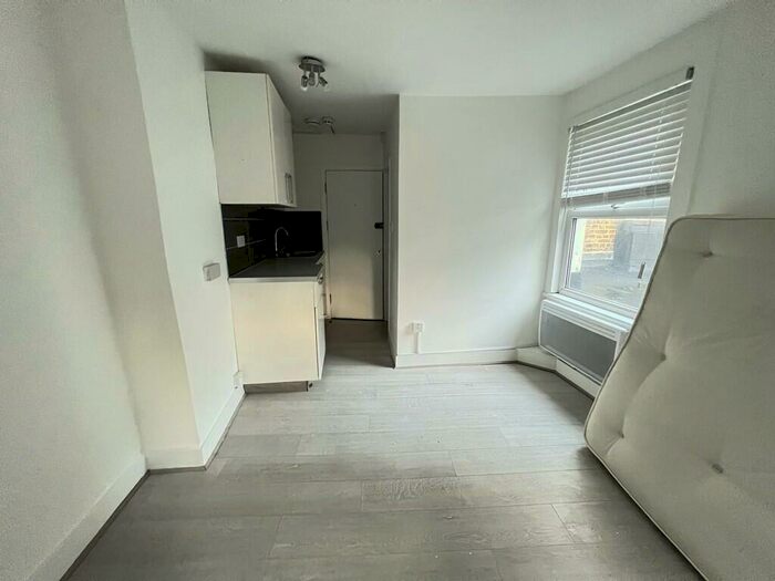 Studio To Rent In West Green Road, London, N15