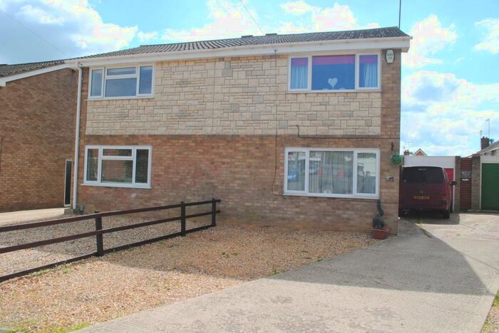 3 Bedroom Semi-Detached House To Rent In Franciscan Close, Rushden, NN10