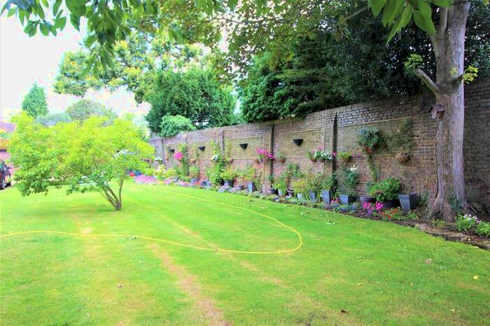 3 Bedroom Flat To Rent In Heath Court, Park Road, Uxbridge, UB8