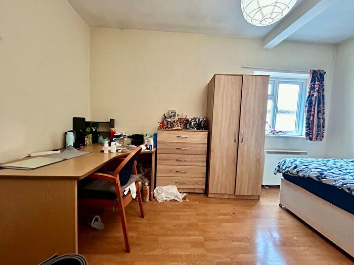 5 Bedroom Semi-Detached House For Sale In Oxford Road, Southampton, SO14