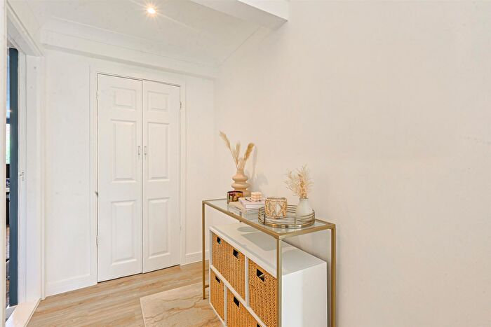 5 Bedroom Detached House For Sale In High Road, Hockley, SS5