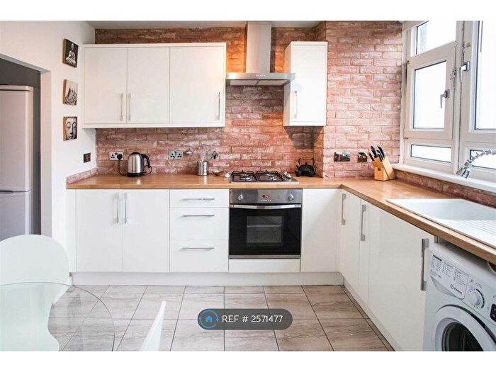 2 Bedroom Maisonette To Rent In Kettleby House, London, SW9