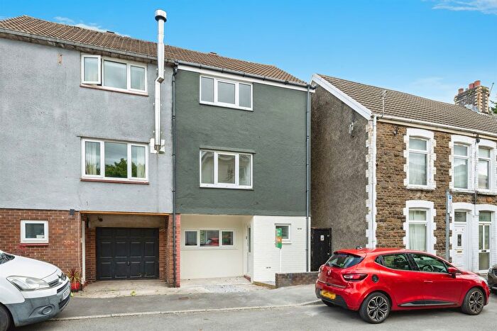 4 Bedroom Semi Detached House To Rent In Farm Road, Neath, SA11