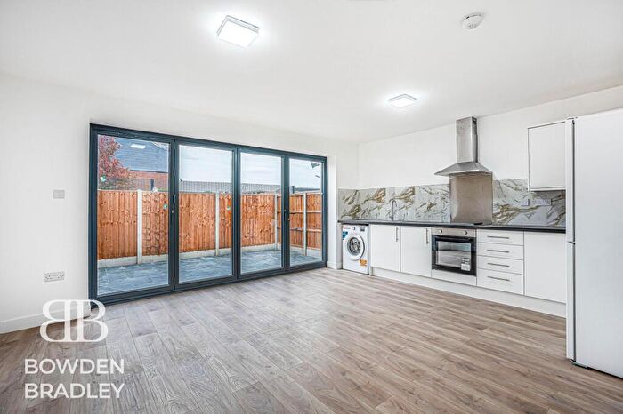 2 Bedroom Flat To Rent In Limes Avenue, Chigwell, IG7