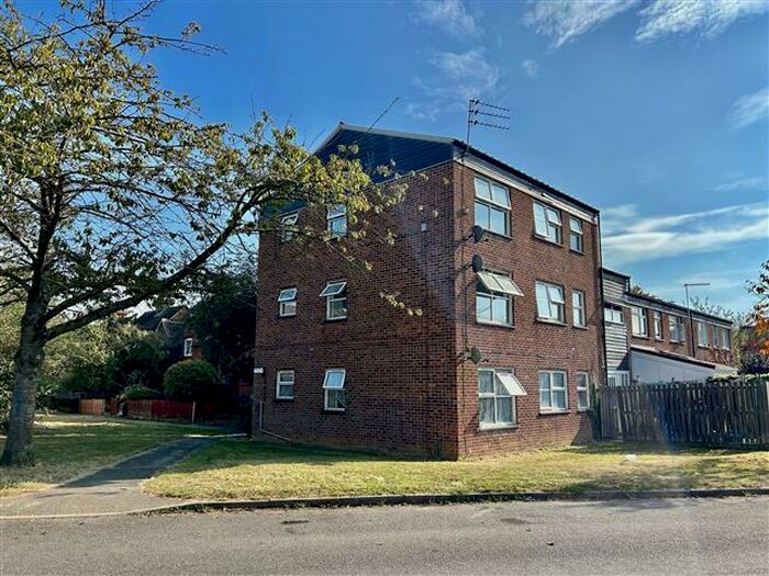 2 Bedroom Flat To Rent In Howe Dell, Hatfield, AL10