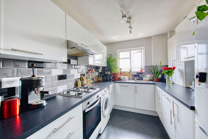 2 Bedroom Flat For Sale In Fairfield Street, Wandsworth, SW18
