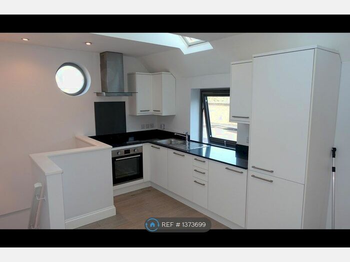 1 Bedroom Flat To Rent In Queens Road, Weybridge, KT13