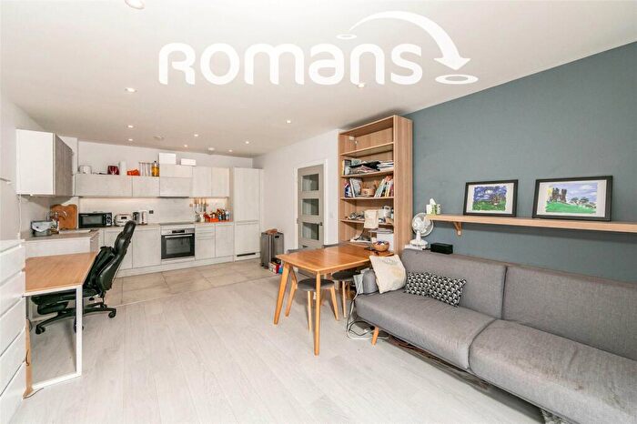 3 Bedroom Flat To Rent In Sunapee Road, Reading, Berkshire, RG2
