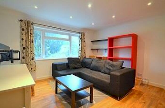 2 Bedroom Maisonette To Rent In Squires Court, Abingdon Road, London, N3