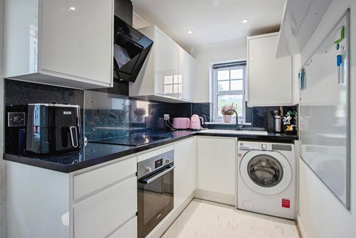 1 Bedroom Cluster House For Sale In Merlin Close, Morley, Leeds, LS27