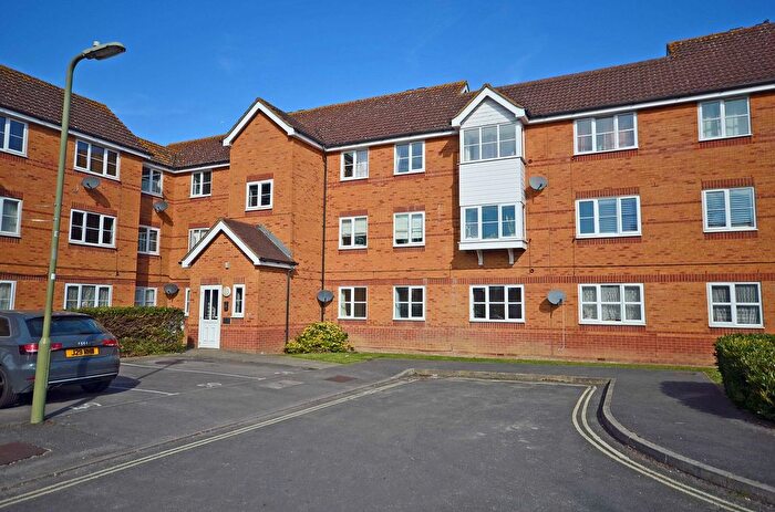2 Bedroom Flat For Sale In Aspen Grove, Aldershot, GU12