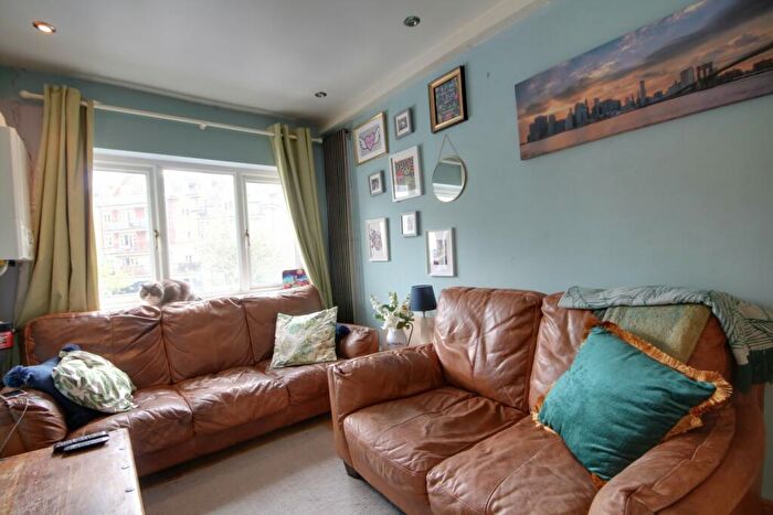 2 Bedroom Flat For Sale In Old Woking Road, West Byfleet, Surrey, KT14