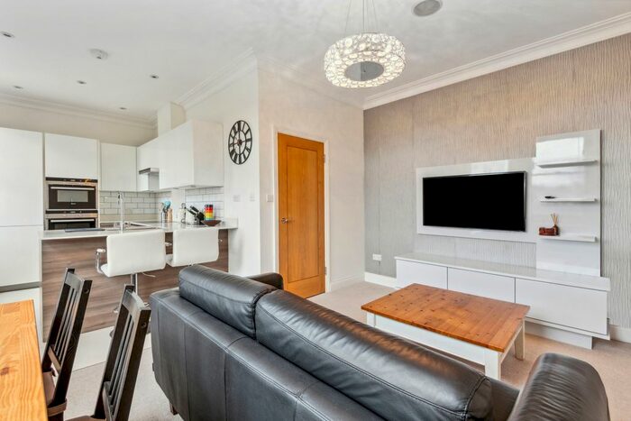 2 Bedroom Flat To Rent In West Hill, West Hill, SW15