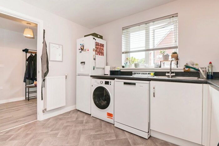3 Bedroom End Of Terrace House For Sale In Chiltern Crescent, Fair Oak, Eastleigh, SO50