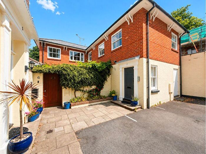 2 Bedroom Apartment To Rent In East Row, Chichester, PO19