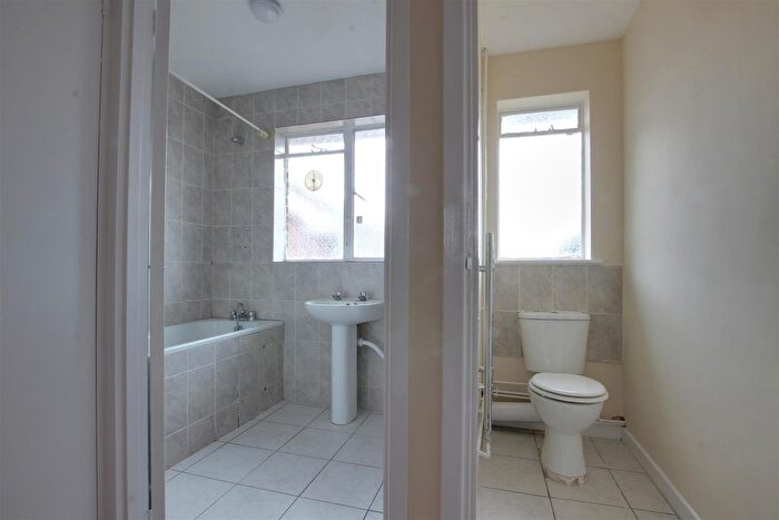 3 Bedroom Flat To Rent In Springbank, London, N21